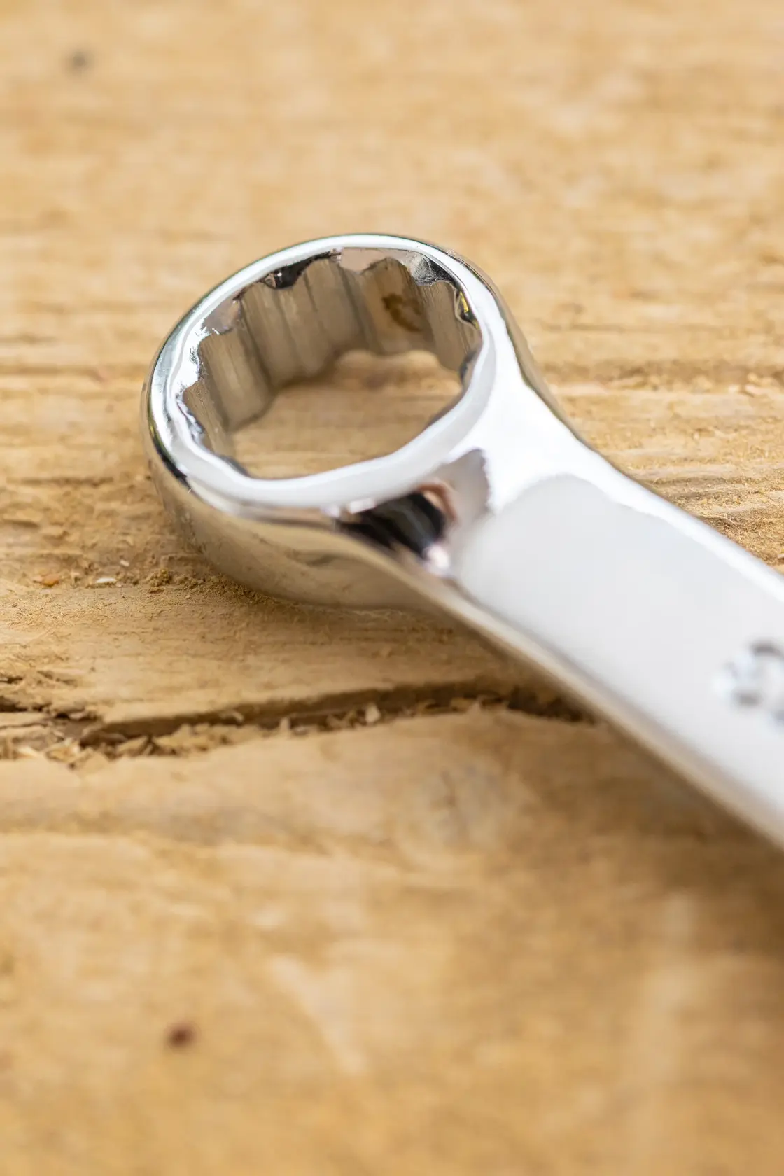 STANLEY STMT95787-0 Ringschlüssel Nahaufnahme auf Holz, Fotografie zeigt Chrom-Finish und Details.