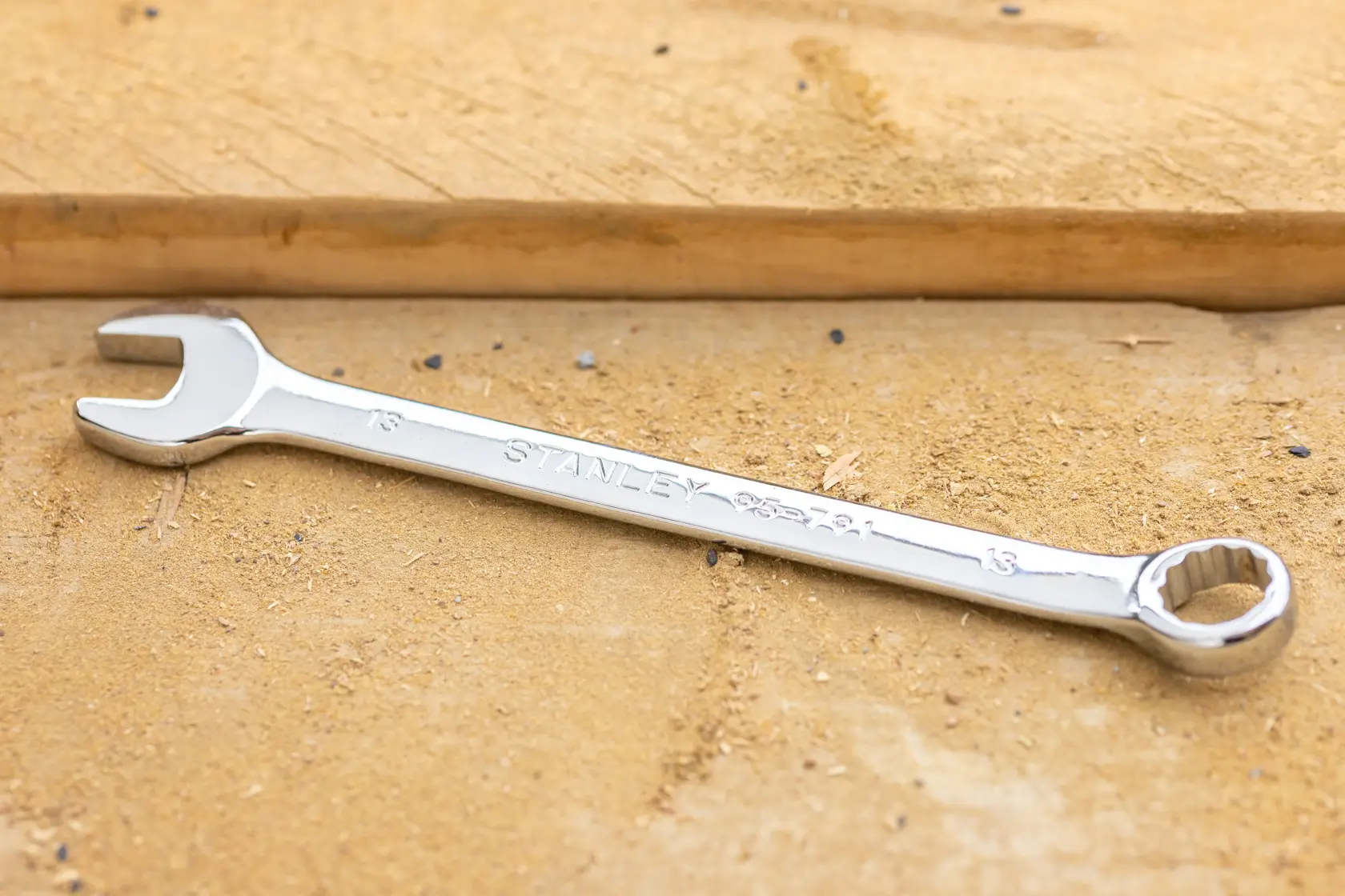 STANLEY STMT95792-0 Ring-Maulschlüssel, Chrom-Finish, auf Holzoberfläche, Perspektivansicht.