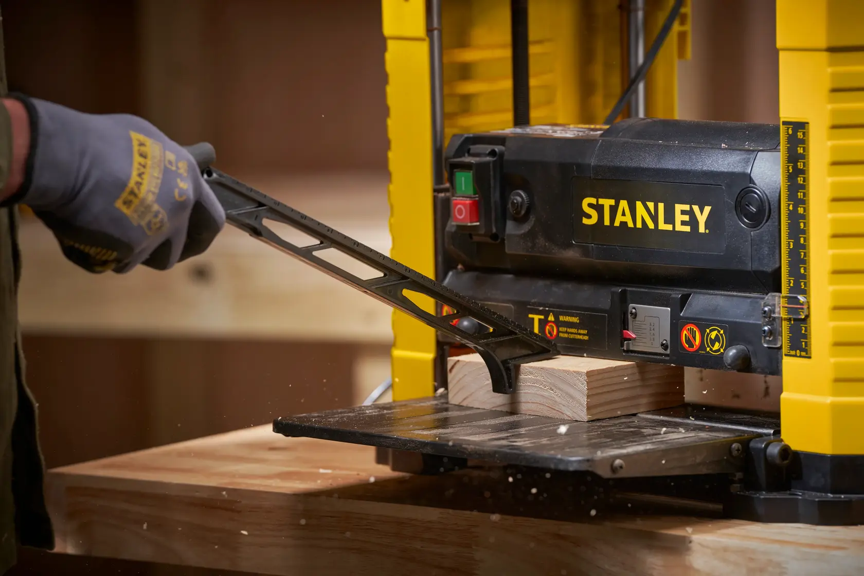 STANLEY Hobel mit STP18-B2, STP18-BR, STP18-AR, STP18-QS, STP18-B3, STP18, Holz, Hand mit Schiebestock.