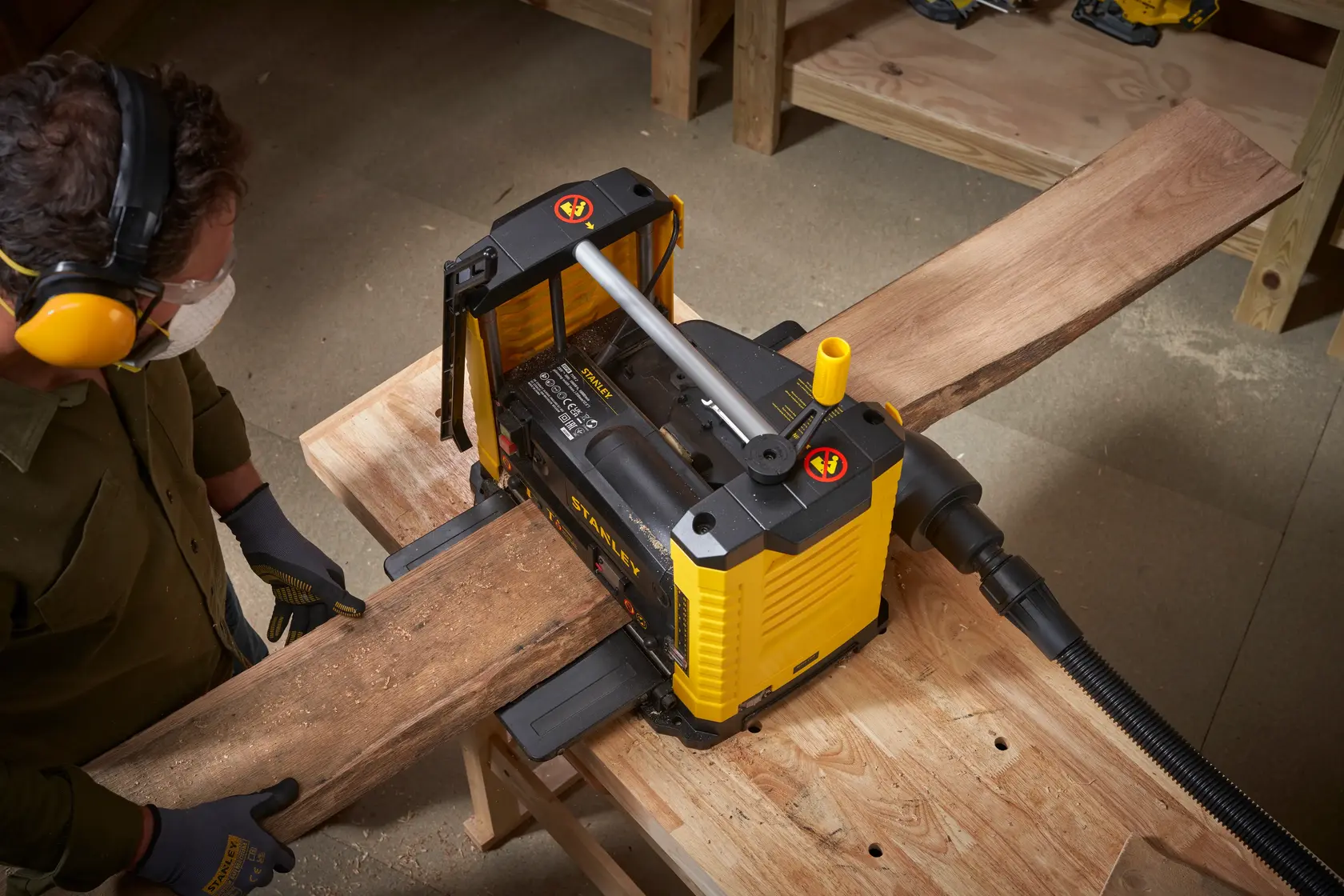STANLEY Hobelmaschine in Werkstatt mit Holz. SKUs: STP18-B2, STP18-BR, STP18-AR, STP18-QS, STP18-B3, STP18.