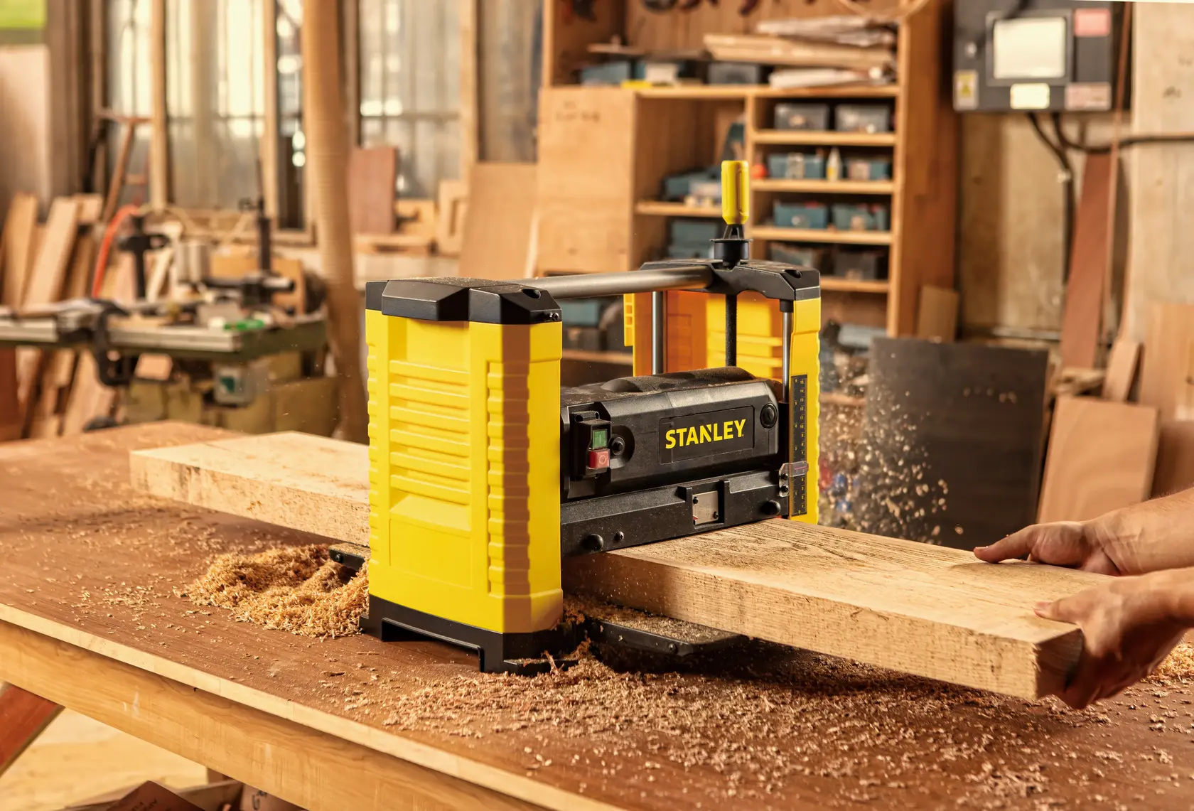 STANLEY Hobel STP18-B2, STP18-BR, STP18-AR, STP18-QS, STP18-B3, STP18 auf Holz, Seitenansicht, Werkstatt.