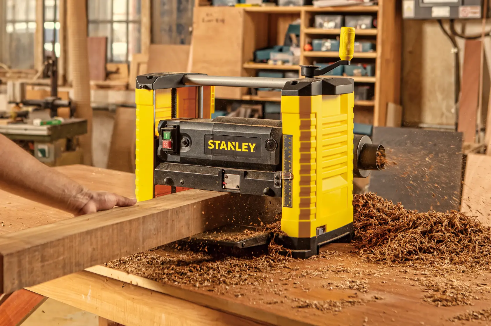 STANLEY Hobel STP18-B2, STP18-BR, STP18-AR, STP18-QS, STP18-B3, STP18 Holzarbeit auf Tisch, gelb-schwarz.
