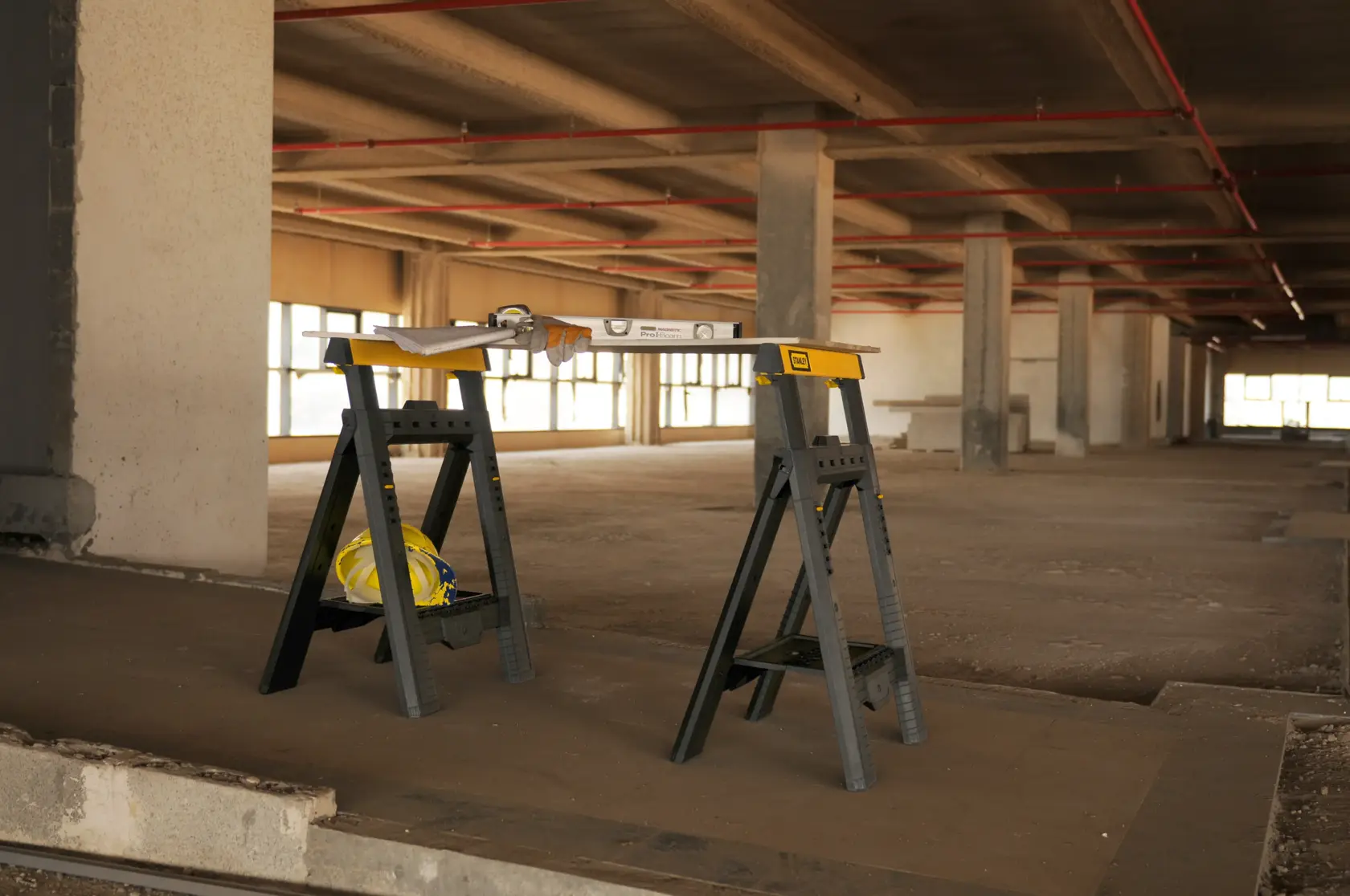 STANLEY STST1-70559 Klappböcke mit Werkzeugen oben, fotografiert auf einer Baustelle.