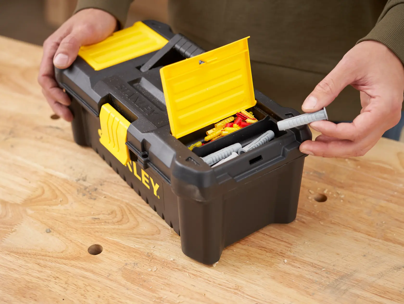 STANLEY STST1-75514 schwarze und gelbe Werkzeugbox mit offenem Organizer, Schrauben und Dübel sichtbar.