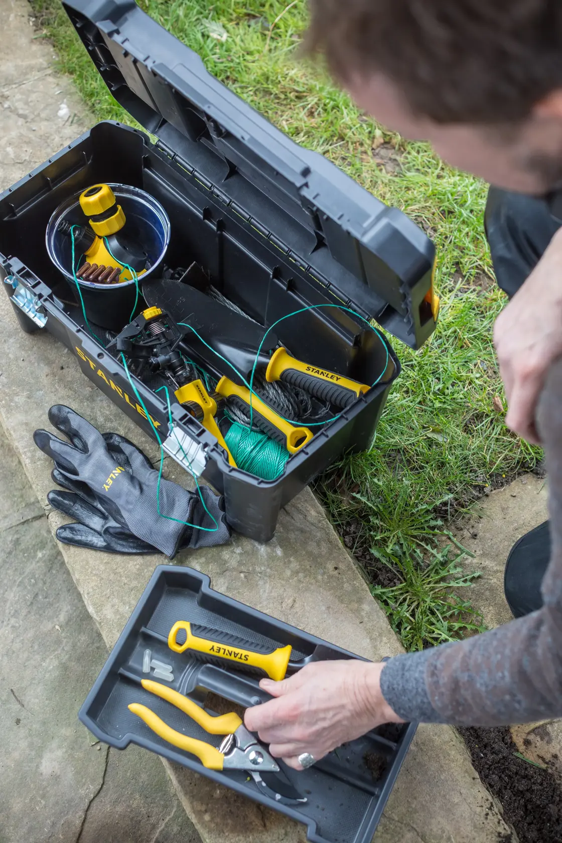 STANLEY Werkzeugkiste offen mit Gartengeräten, Handschuhen; SKUs STST1-75521, STST1-75521-KR, oben Ansicht.