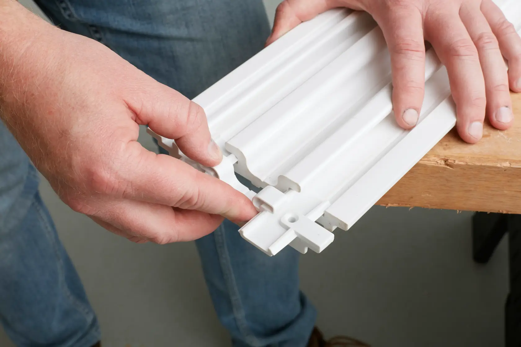 STANLEY STST82610-1 weißes modulares Wandpaneel wird von Hand montiert, Fotografie aus der Nähe.