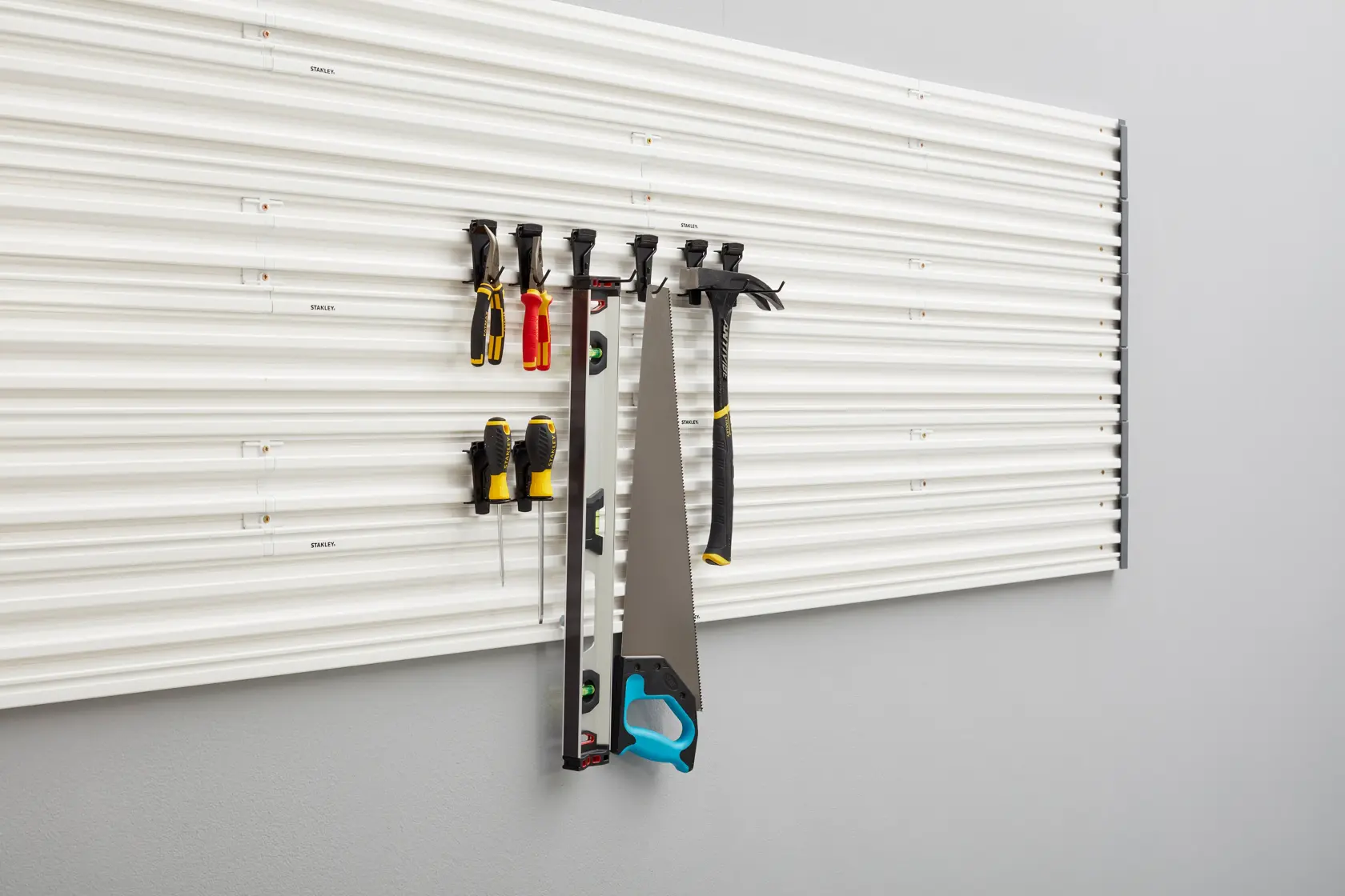 STANLEY STST82617-1 Wand-Werkzeughalter mit verschiedenen Handwerkzeugen, Vorderansicht, Fotografie.