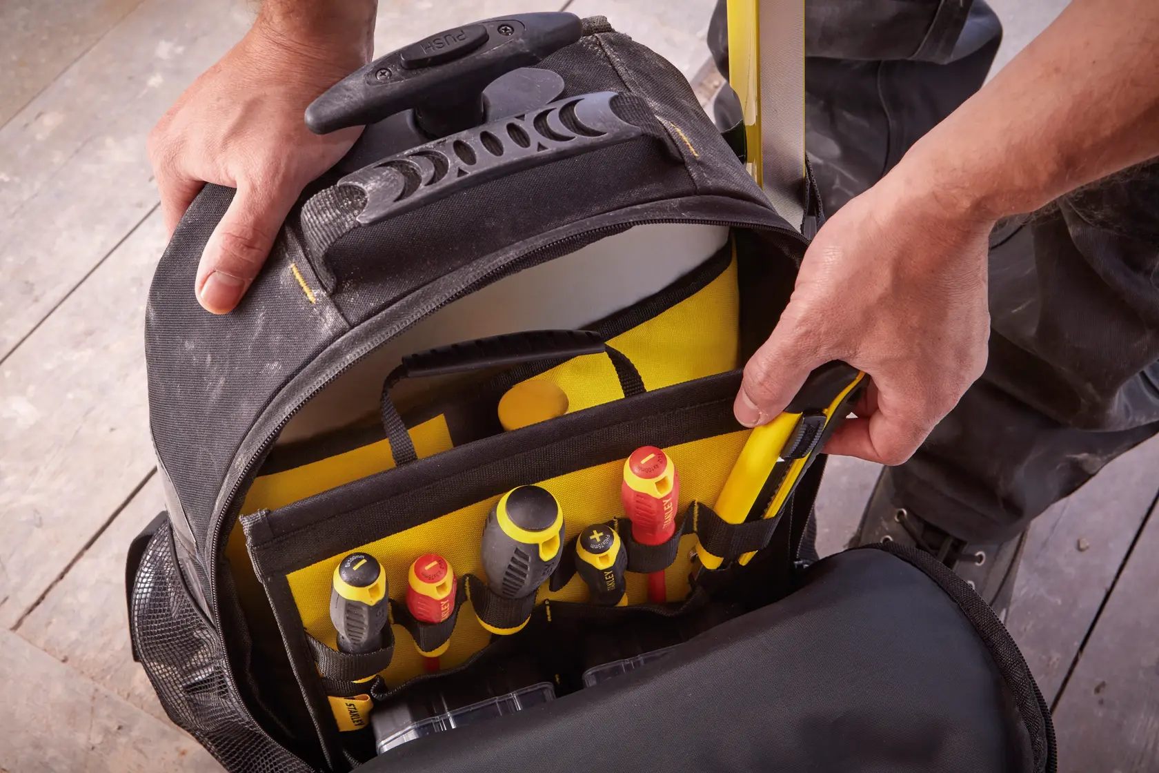 STANLEY STST83307-1 Werkzeugtasche mit gelben Fächern, gefüllt mit Handwerkzeugen, von oben gezeigt.
