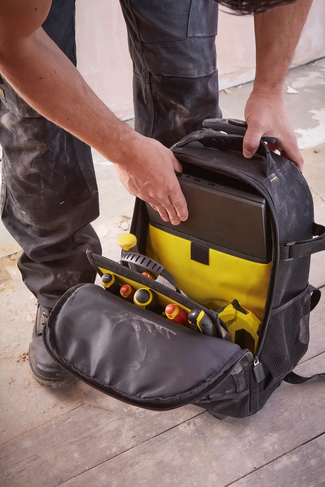 STANLEY STST83307-1 Rucksack-Foto mit Werkzeugfächern und Laptopfach, Winkelansicht.